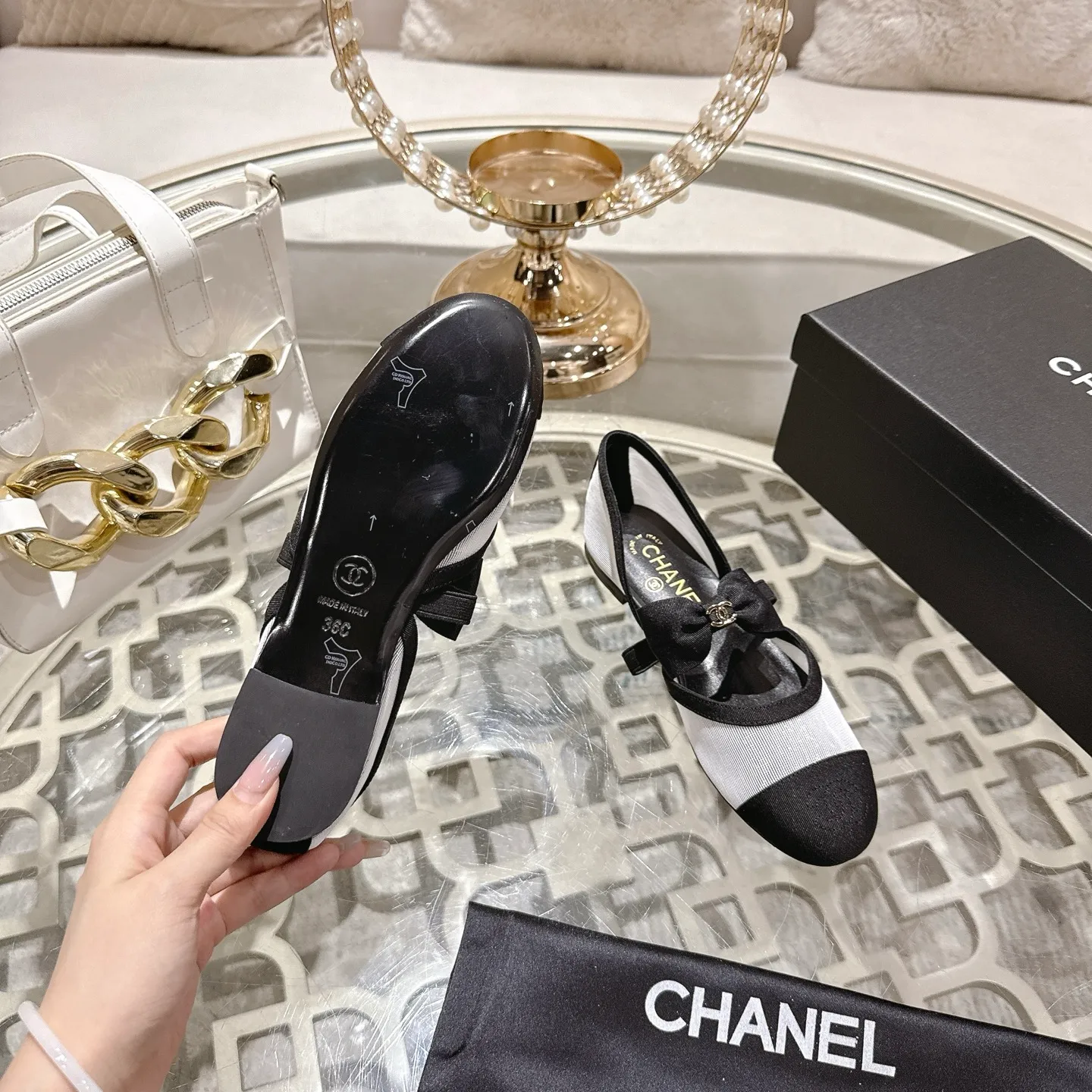 👟👟Ex-factory price 540👟👟 Mesh [purchase-level quality] CHANEL Xiaoxiang 25/A new summer bow-tie shoes 💃 This pair of loafers is really breathtakingly beautiful! Made of cowhide fabric + imported mesh, every detail exudes a sense of high-end ~ classic bow design, Italian genuine leather sole, comfortable and classy on the feet, a perfect must-have for fairies!  🌟 All counters are from the same source! All materials are customized according to the original 1:1, and are developed and patterned from genuine products. The quality is absolutely assured ~ a classic that must be bought every year, a versatile artifact that looks great whether paired with skirts or jeans!  💖 The perfect finishing touch for summer outfits, sisters, just do it! 👉 Fabric: Imported sheepskin Lining: Imported sheepskin Outsole: Private molded outsole Code number: 35-40 (41 customized, non-refundable) Mesh surface